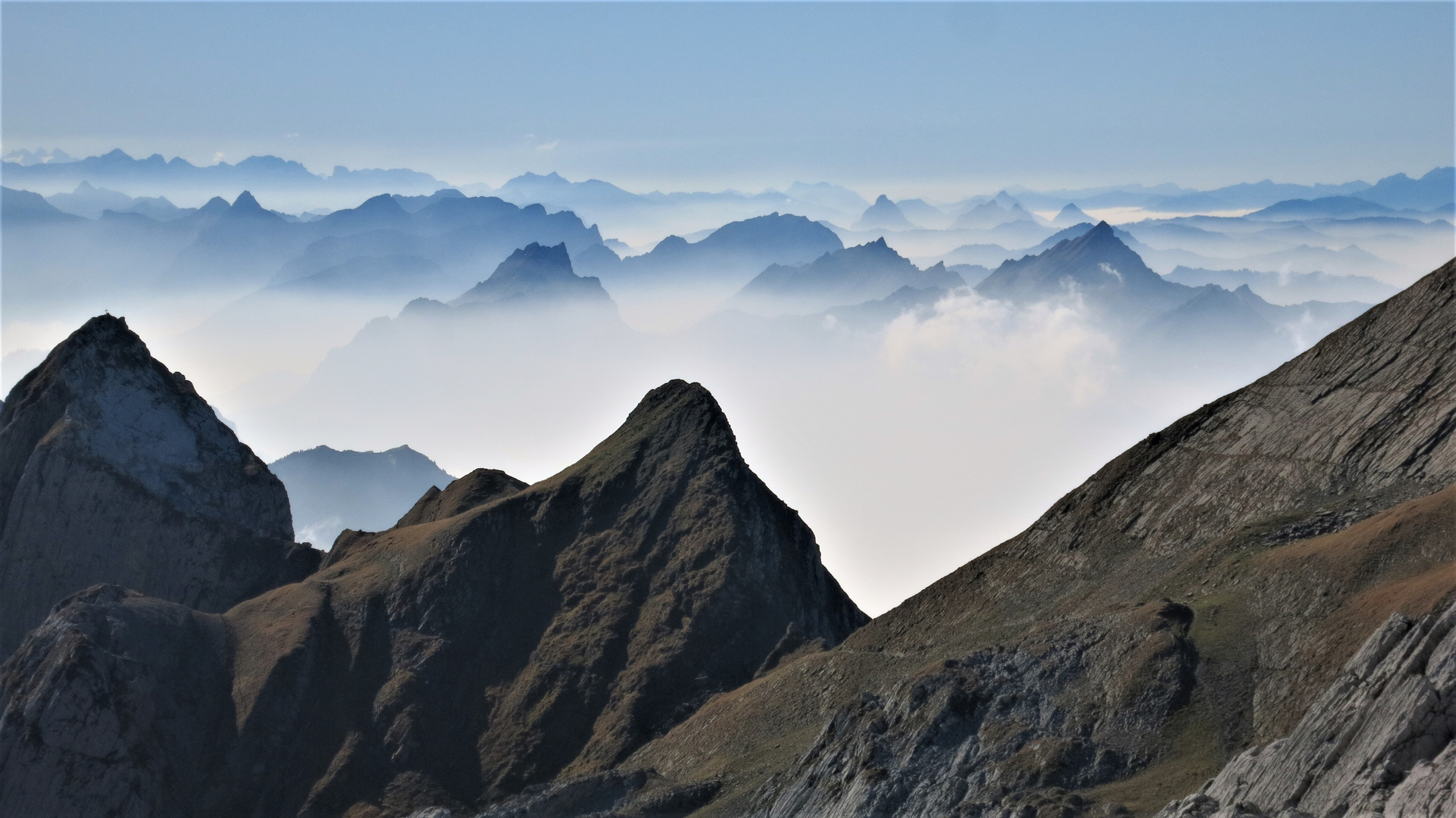 ...Bergkette vor Bergkette vor Bergkette vor...