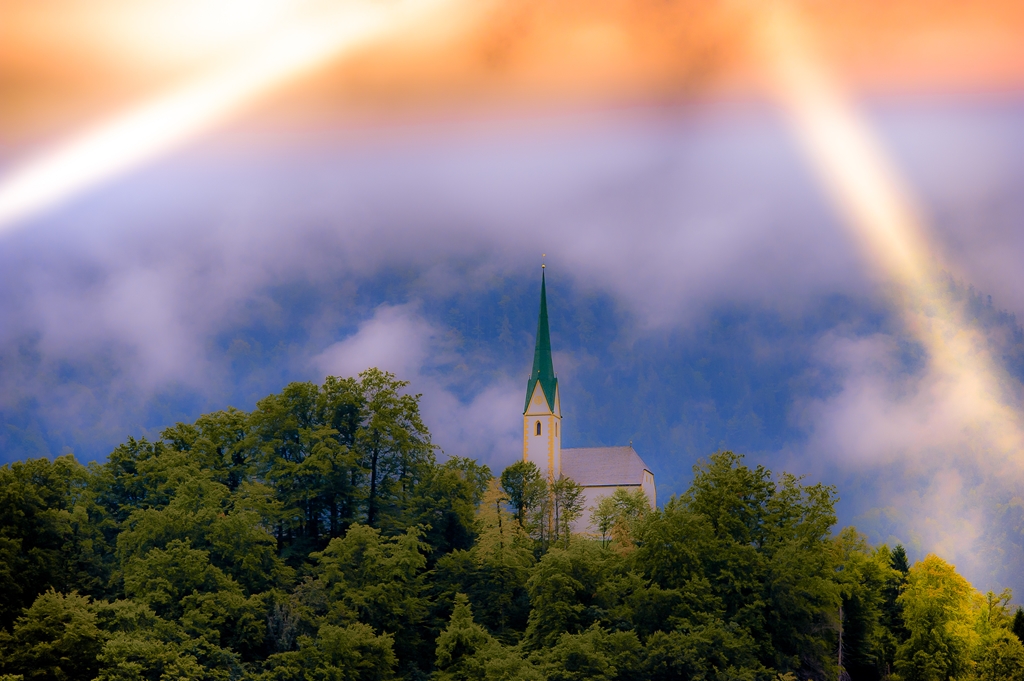 Bergkirche im göttlichen Licht