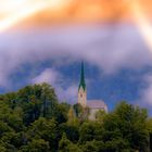 Bergkirche im göttlichen Licht