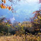 Bergkirche im Herbst