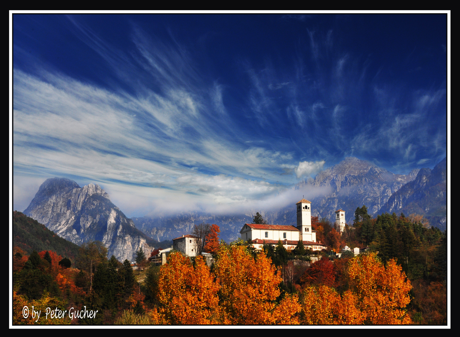 Bergkirche im Herbst