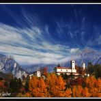 Bergkirche im Herbst