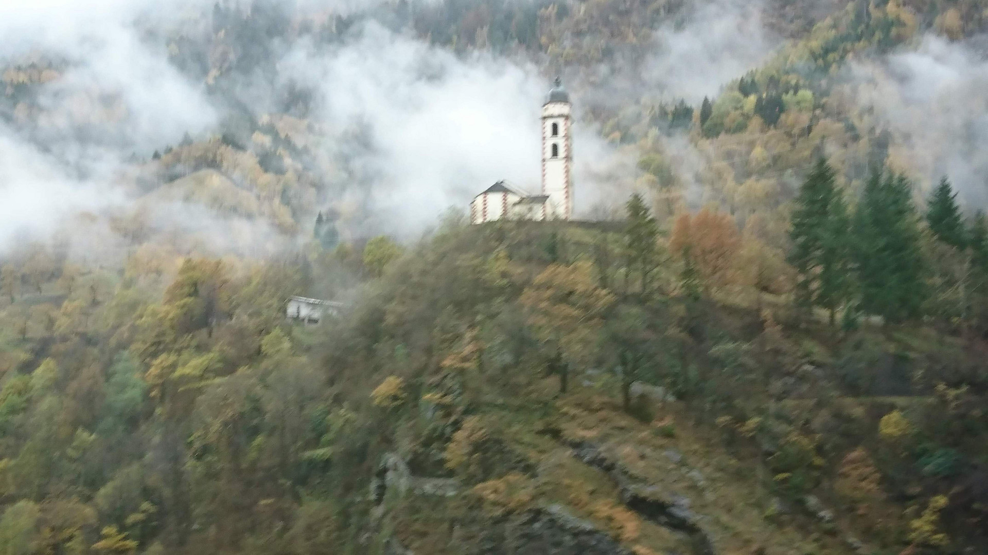 Bergkirche im Nebel