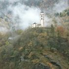 Bergkirche im Nebel