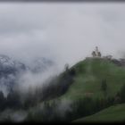 Bergkirche im Nebel