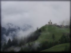 Bergkirche im Nebel