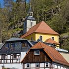 Bergkirche Oybin mit Fachwerkhäusern