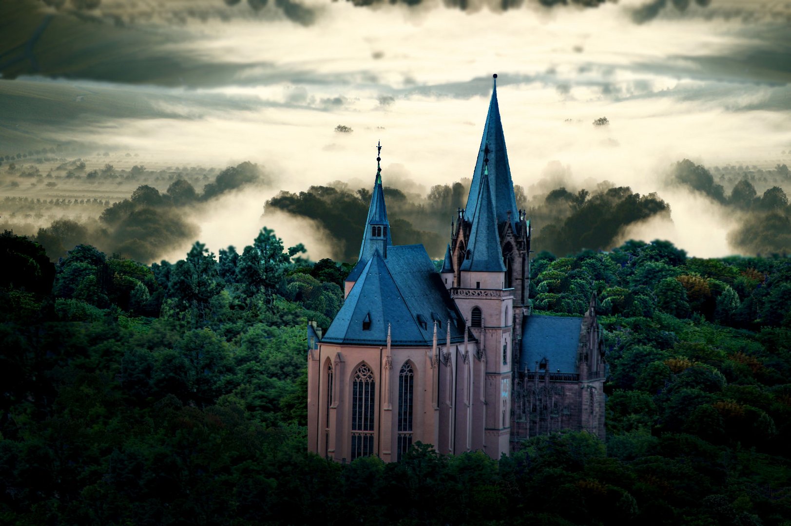 Bergkirche vor einer nebligen Flusstallandschaft oder die Lüge um Katharinenkirche