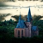 Bergkirche vor einer nebligen Flusstallandschaft oder die Lüge um Katharinenkirche