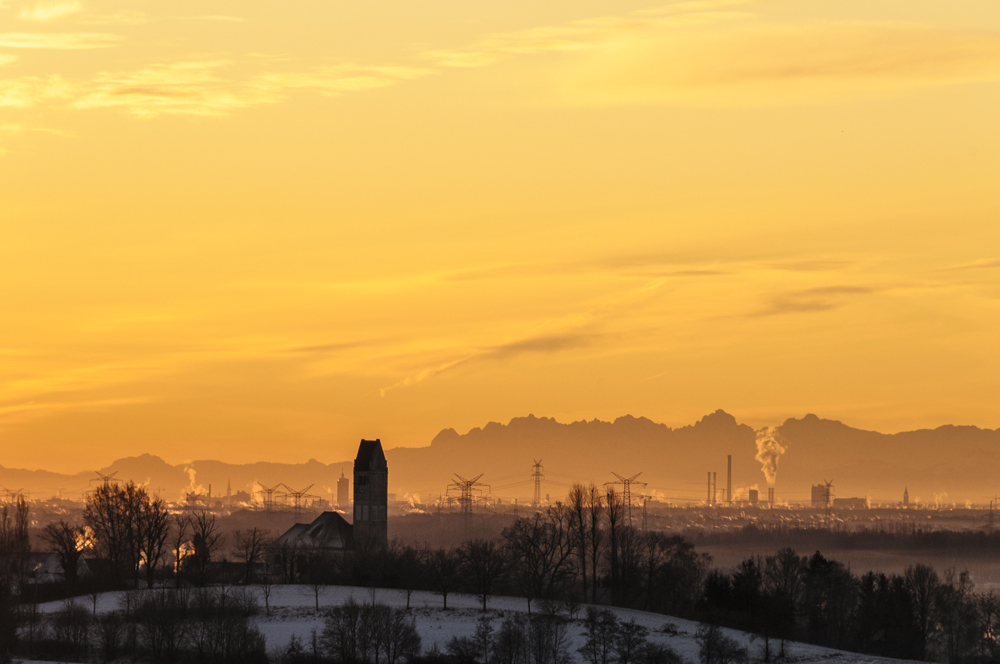 Bergkirchen vor den Bergen