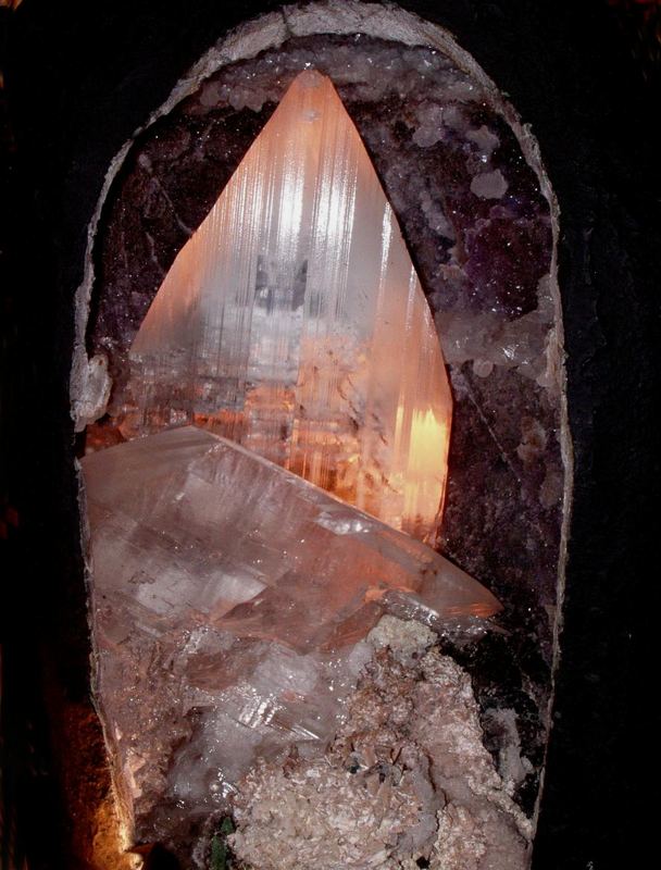 Bergkristall in Amethystdruse