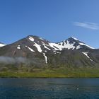 Bergkulisse am Siglufjördur in Islands Norden