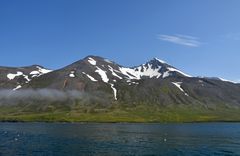Bergkulisse am Siglufjördur in Islands Norden