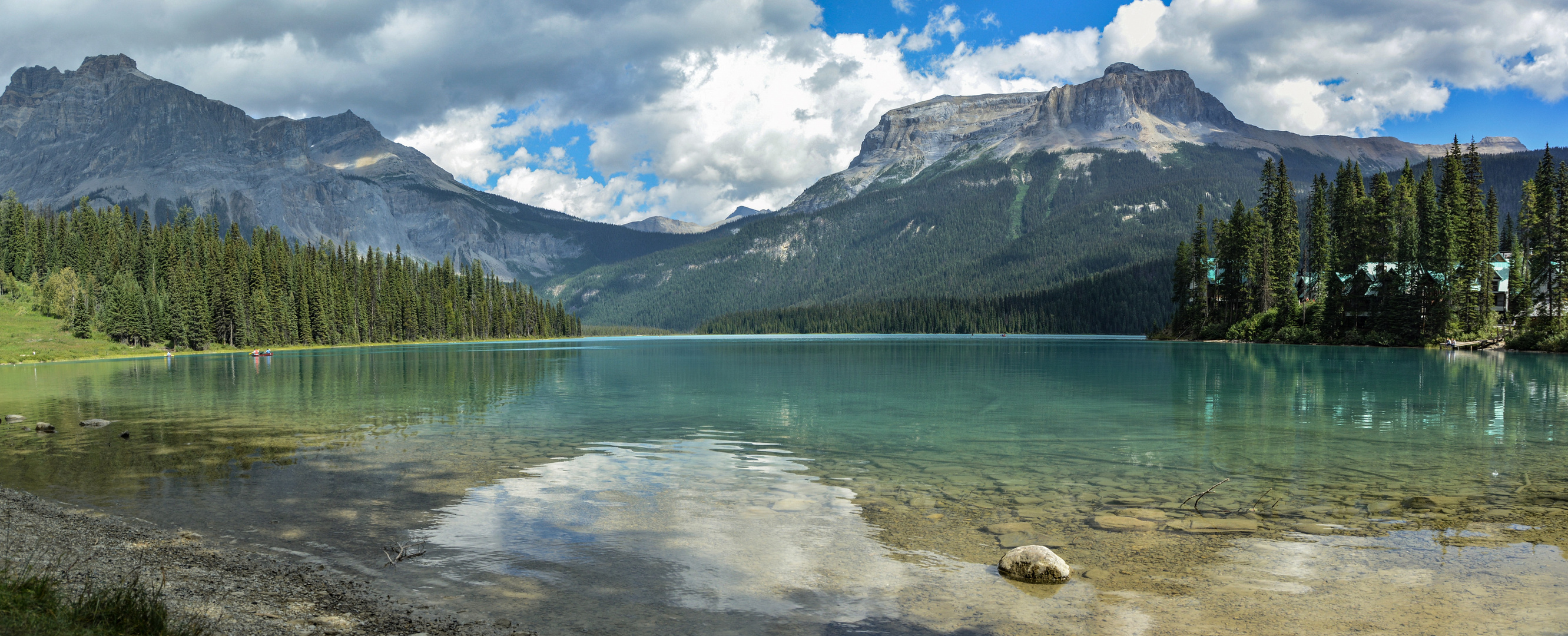 Bergkulisse mit Lake Emerald, Kanada