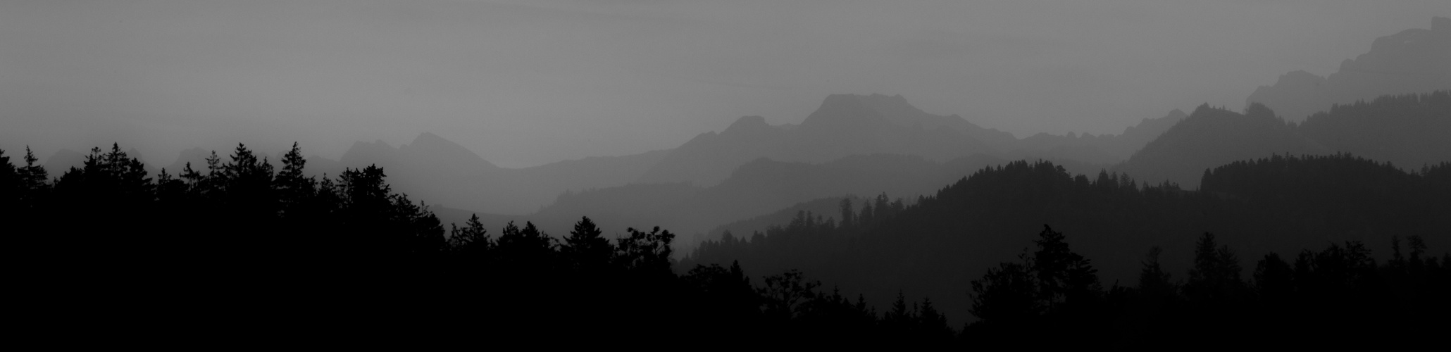 Berglandschaft an einem vernebelten Morgen