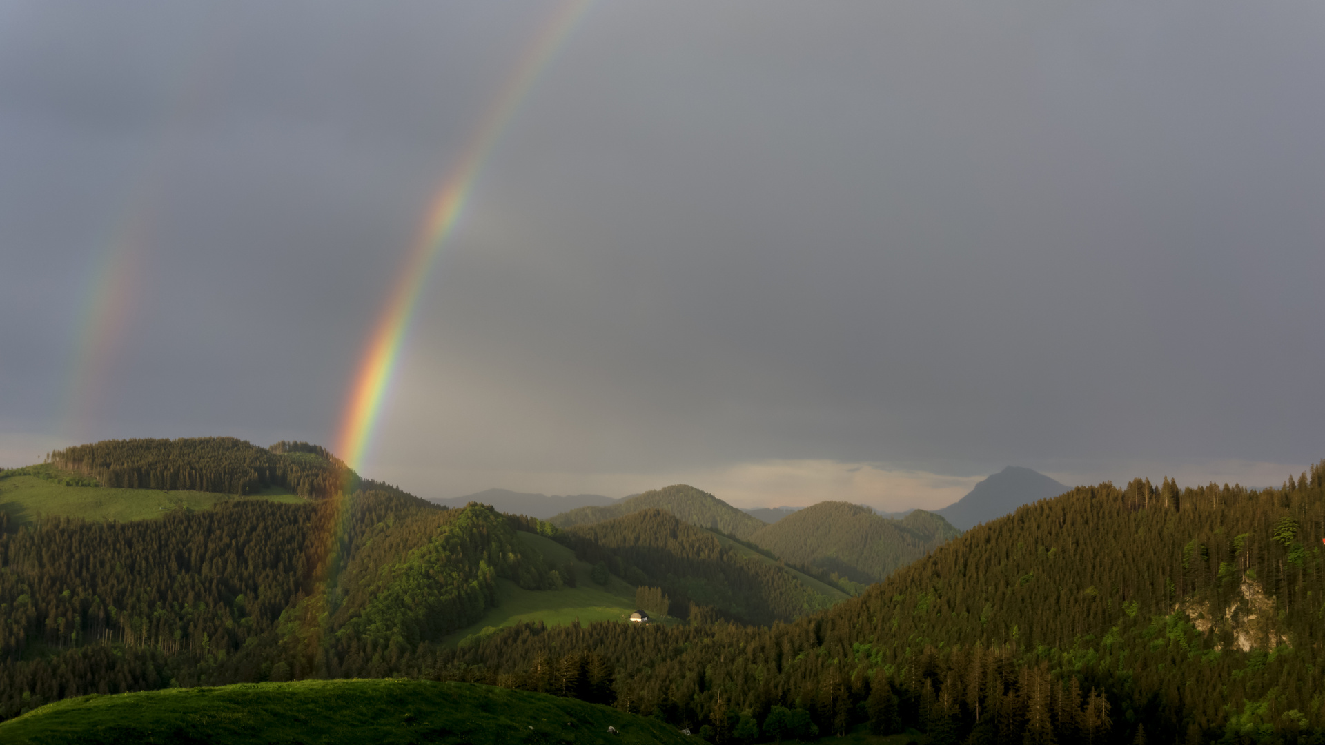 Berglandschaft mit gebogenem Regen