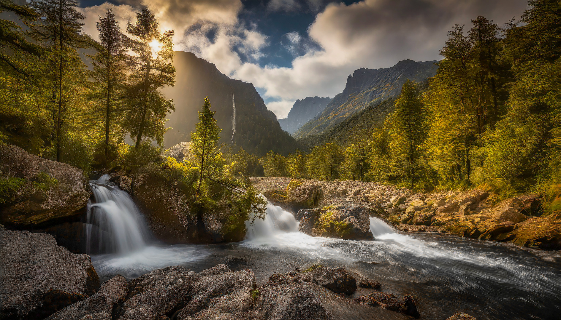 Berglandschaft mit kleinem Wasserfall