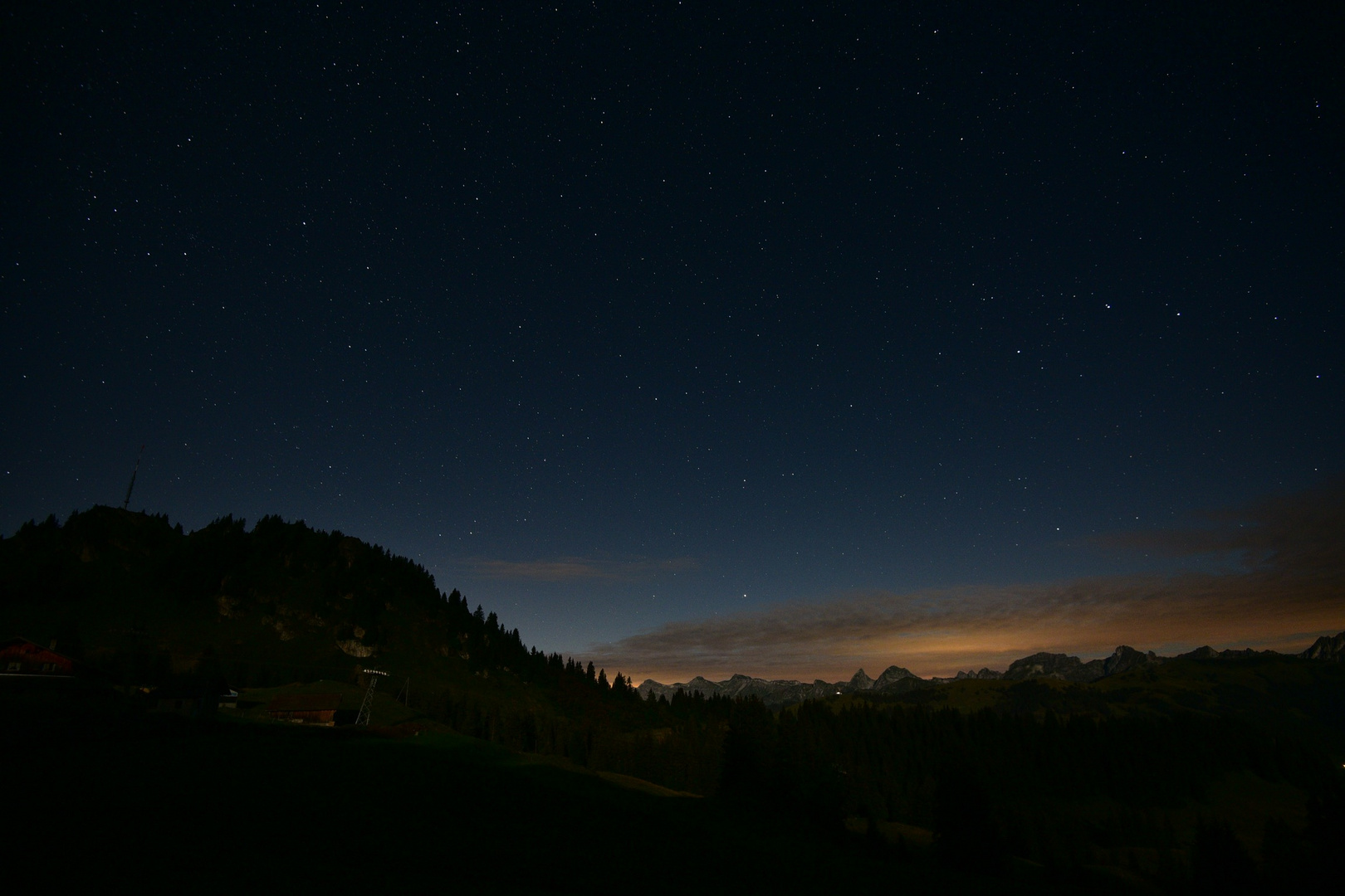 Berglandschaft um Mitternacht im Licht des Vollmonds