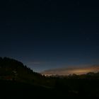 Berglandschaft um Mitternacht im Licht des Vollmonds