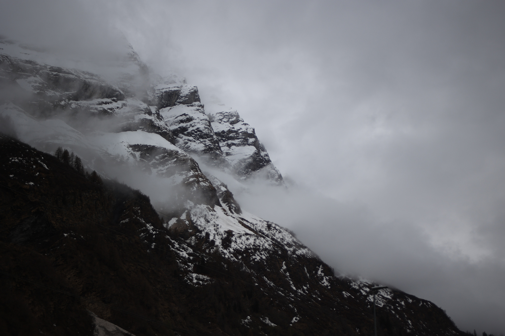 Bergmassiv in Wolken