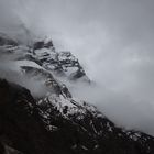 Bergmassiv in Wolken