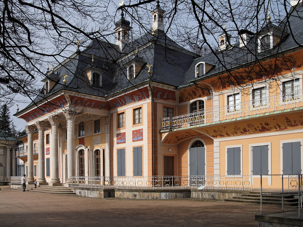 Bergpalais in der Frühlingssonne