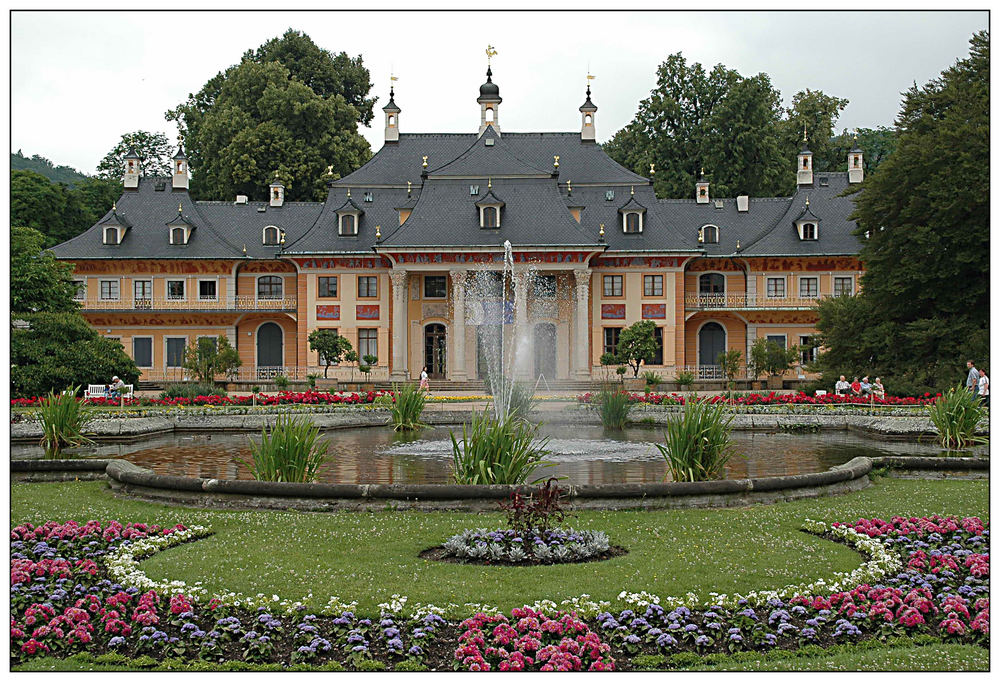 Bergpalais mit Lustgarten