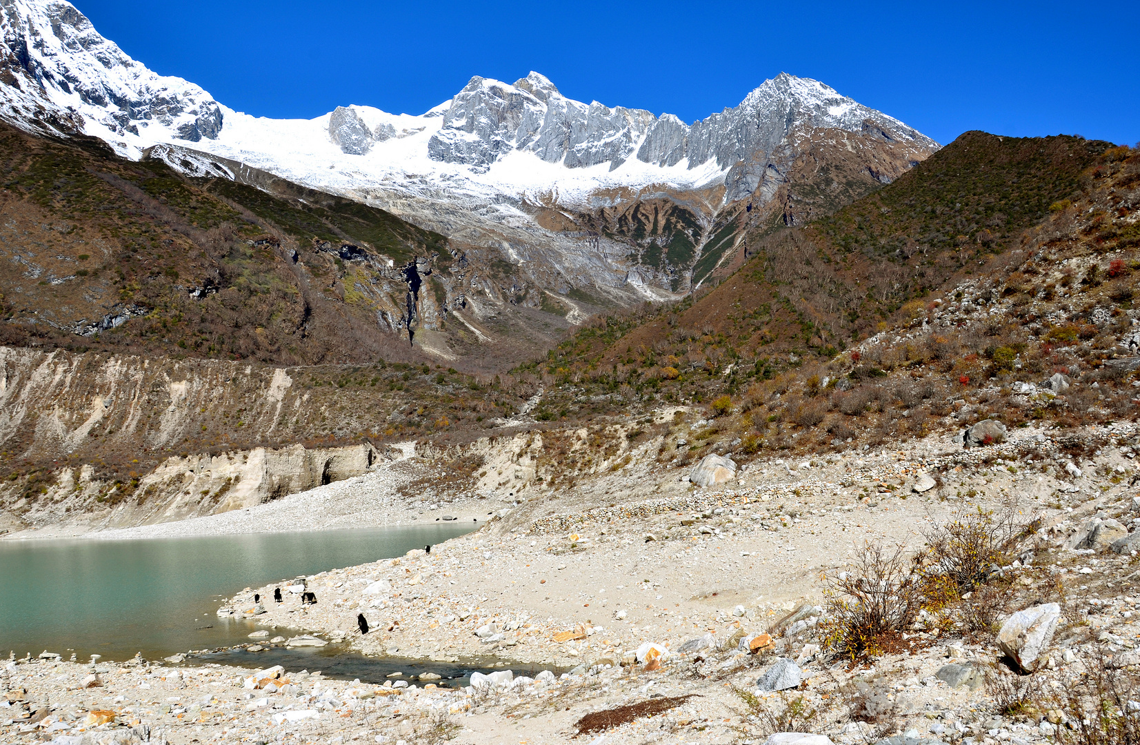 Bergpanorama am Birendra-See in der Manaslu-Region