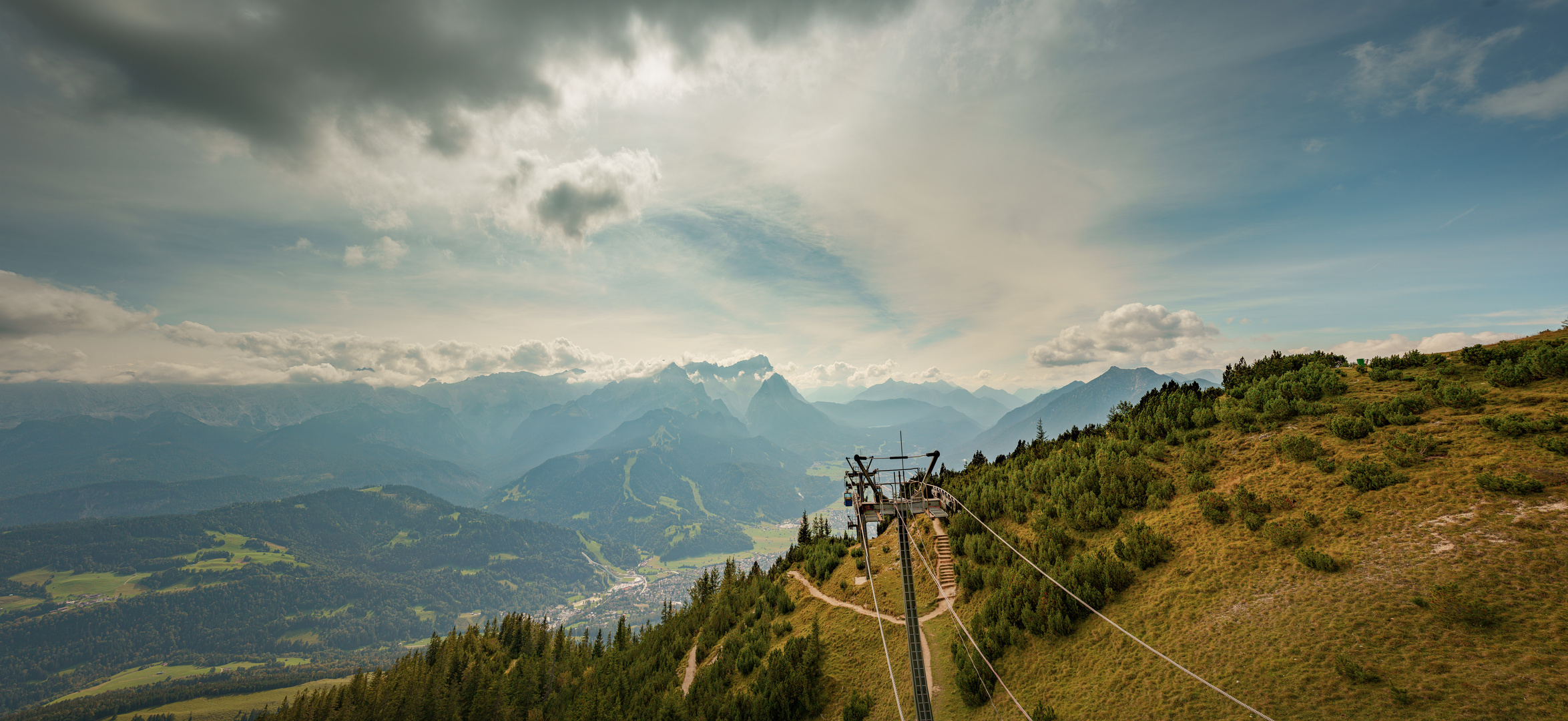 Bergpanorama bei Garmisch-Partenkirchen mit der Zugspitze im Hintergrund (Wankbahn)