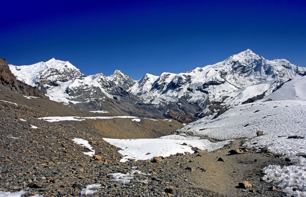 Bergpanorama beim Abstieg vom Thorong La nach Osten