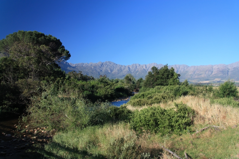 Bergpanorama mit Bach in Tulbagh