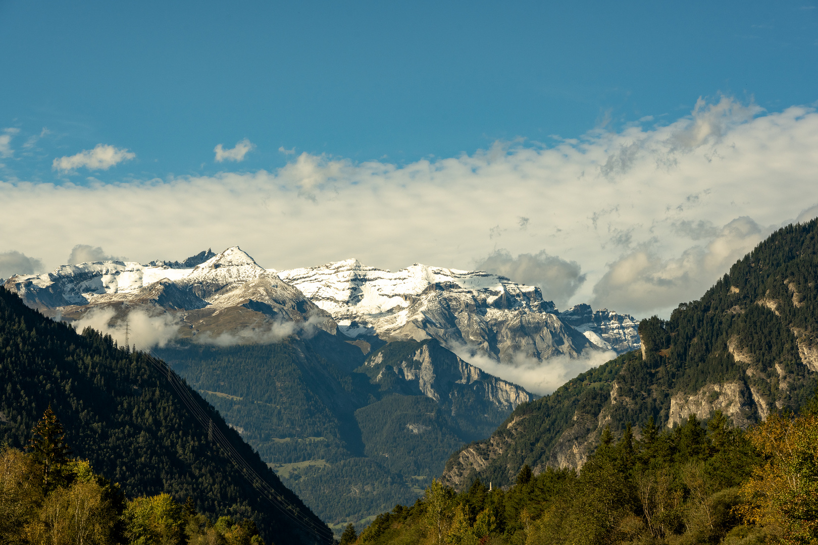 Bergpanorama mit Wolken und Nebeln