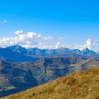 Bergpanorama mit Ziege in den Zillertaler Alpen