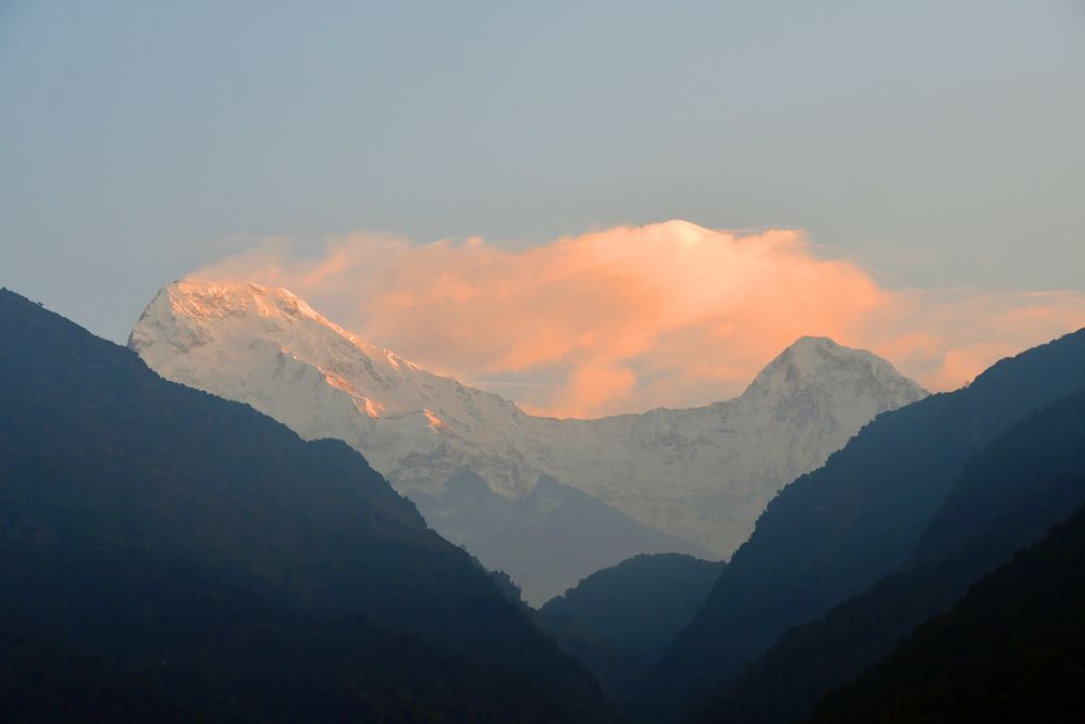 Bergpanorama zum Sonnenaufgang von Ulleri (2000 m) auf dem Poon Hill Trek