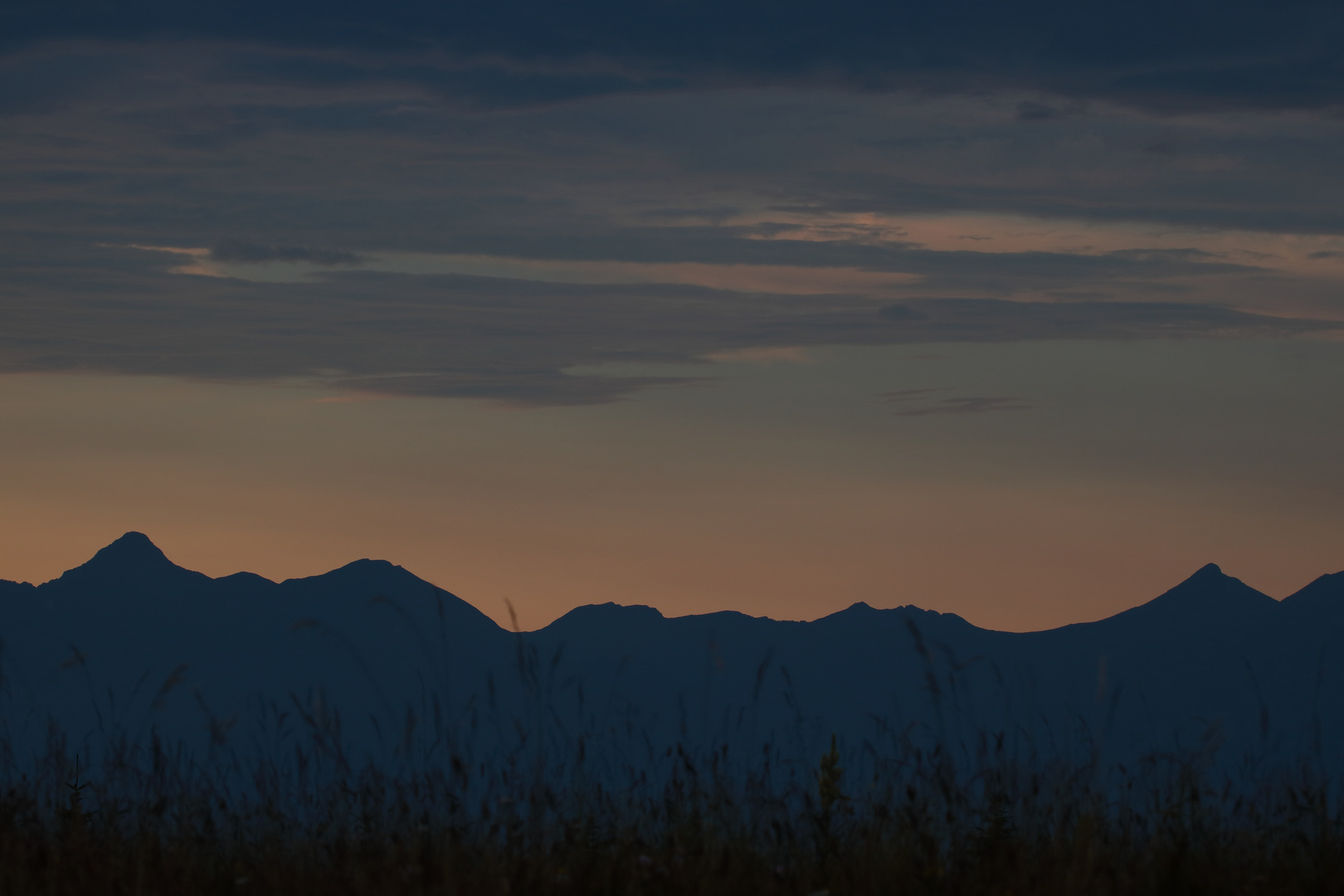 Bergpanorama zur blauen Stunde