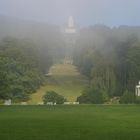 Bergpark im Morgennebel