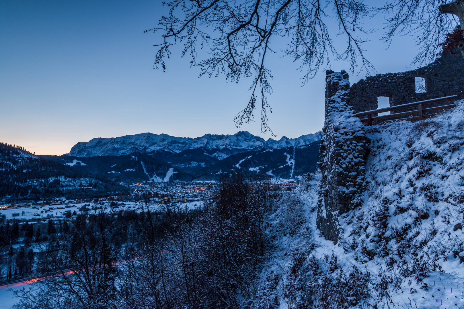 Bergruine Werdenfels im Morgenlicht