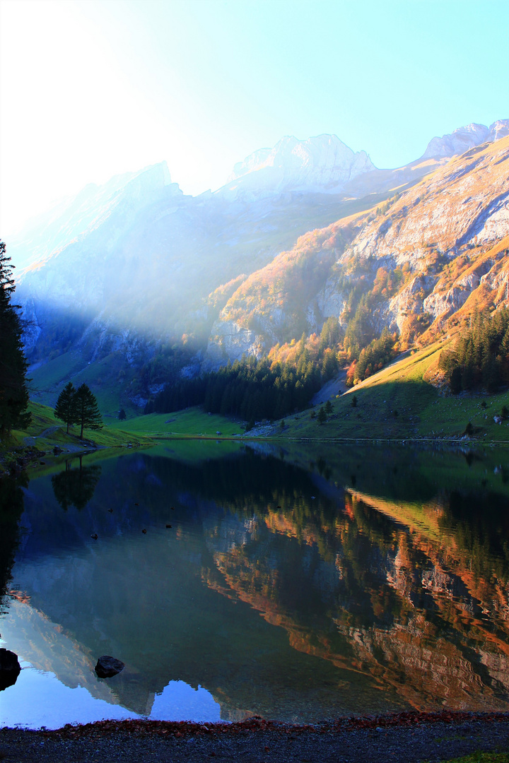 Bergschatten am See bei letztem Licht