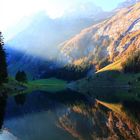 Bergschatten am See bei letztem Licht