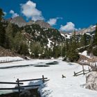 Bergsee auf 1800 M.ü.M immer noch mit Eis und Schnee bedeckt.