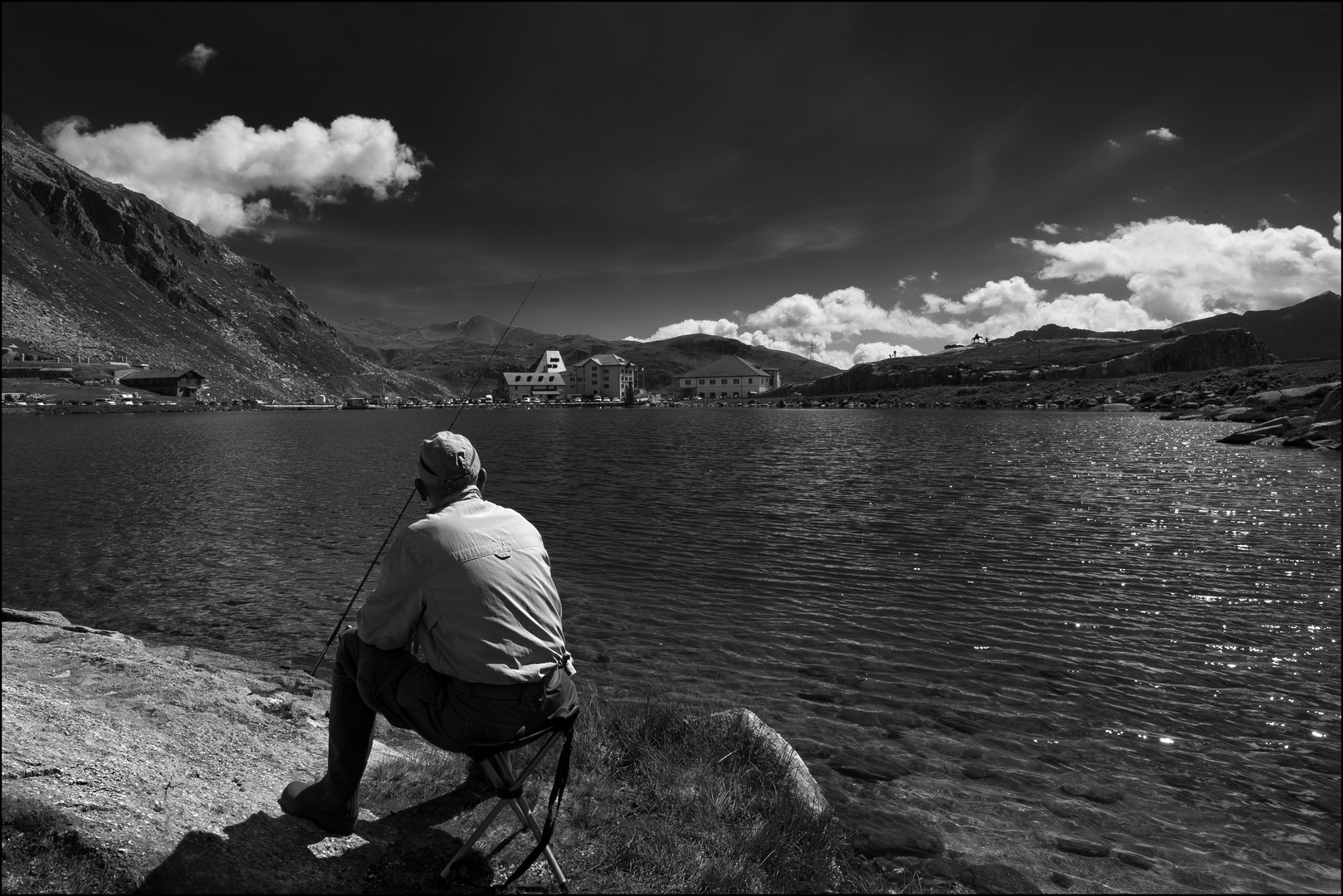 Bergsee auf dem Gotthardpass mit Fischer in sw.