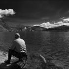 Bergsee auf dem Gotthardpass mit Fischer in sw.