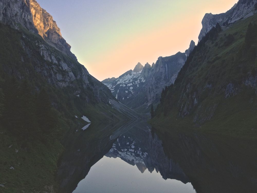 Bergsee bei Sonnenuntergang