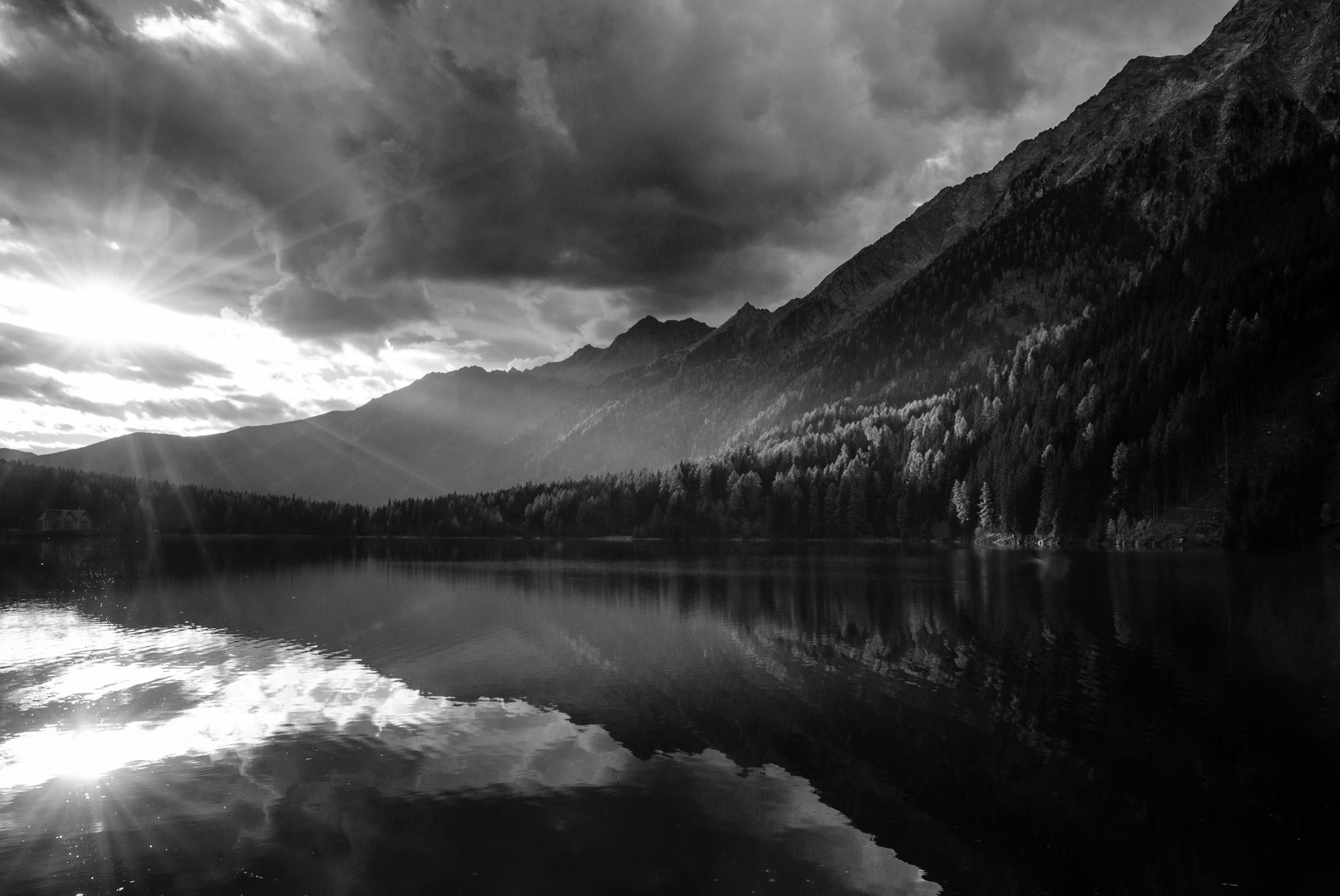 Bergsee im Abendlicht