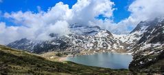 Bergsee im Frühling