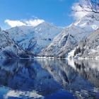 Bergsee im Frühwinter