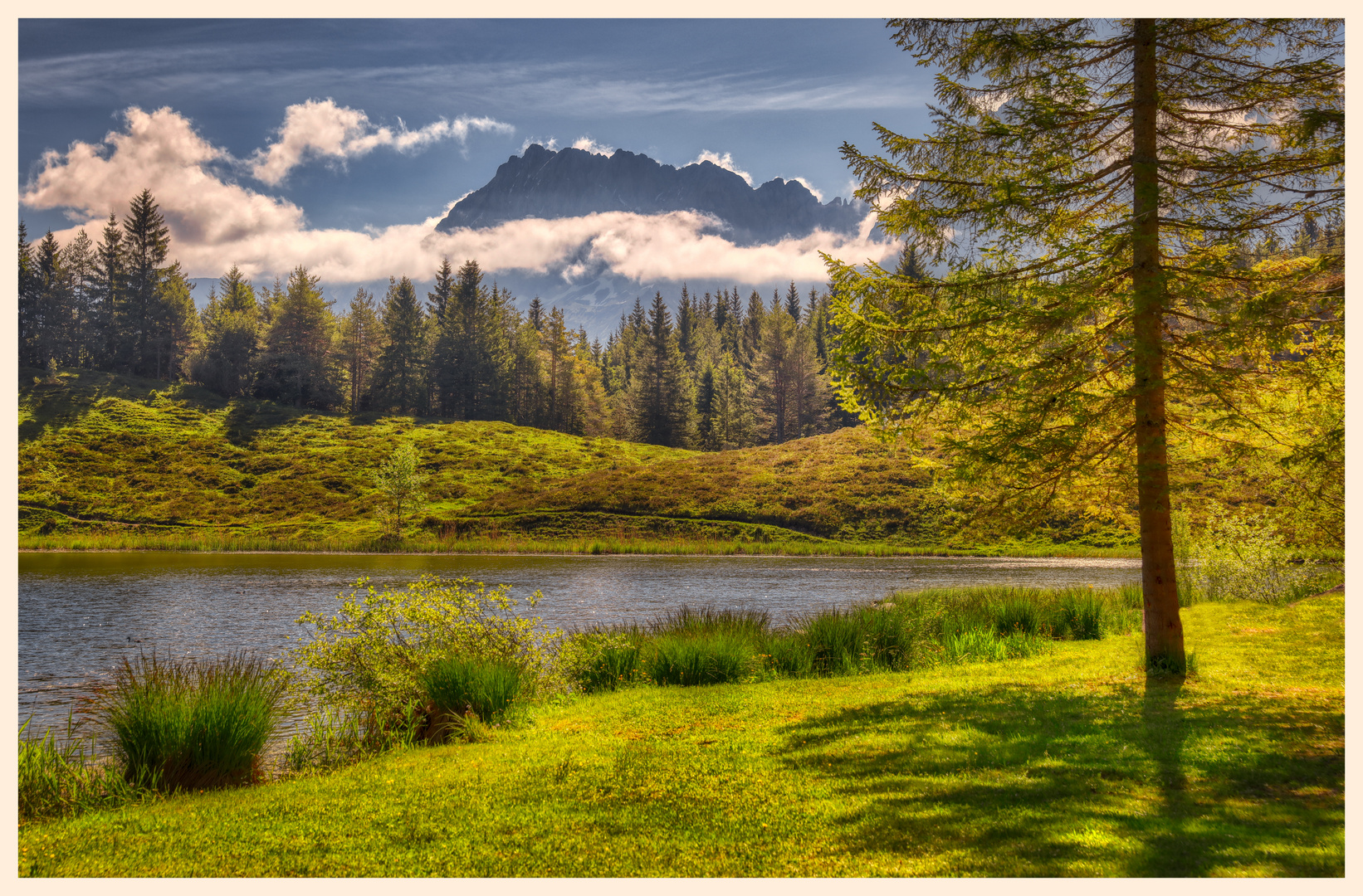 Bergsee im Gegenlicht