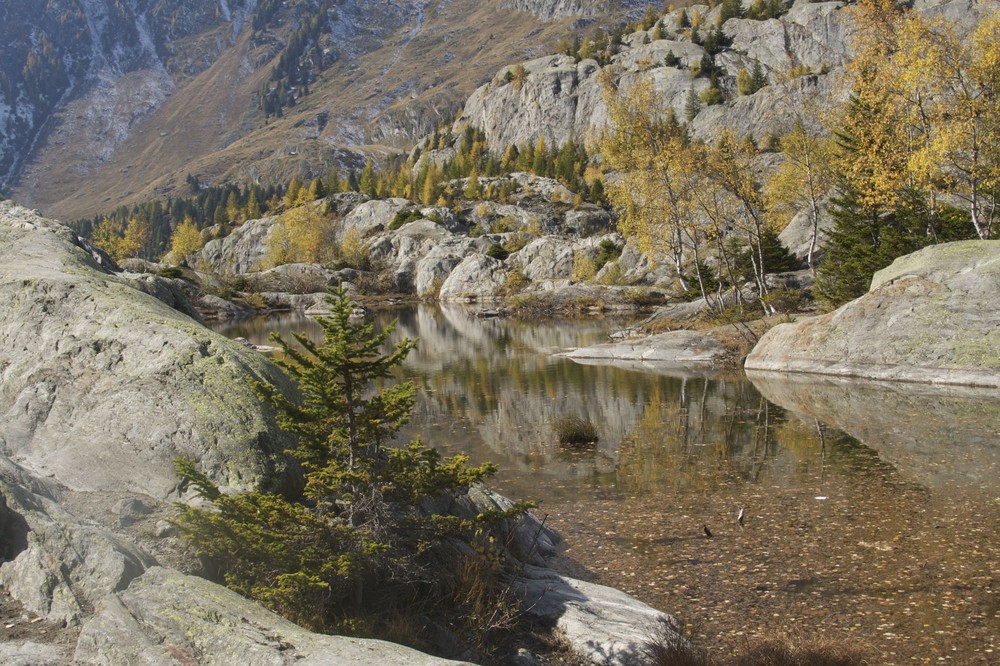 Bergsee im Herbst