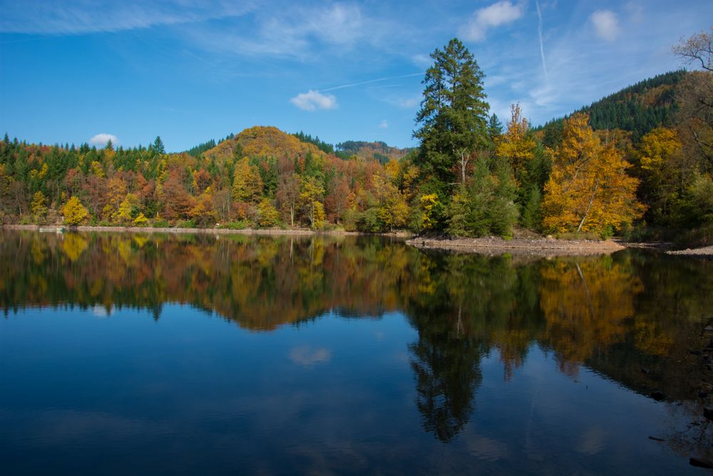 Bergsee im Herbst