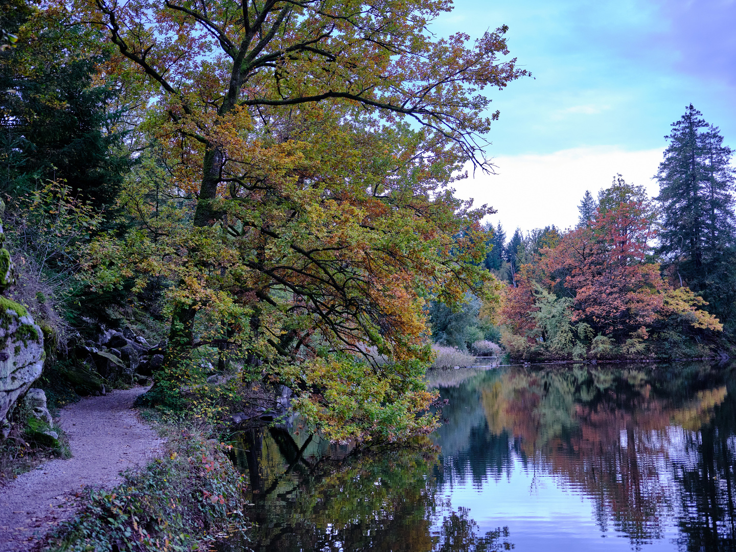 Bergsee im Herbst